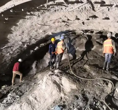 志仲镇隧道拱顶带模注浆料，微膨胀注浆料的特点及施工工艺